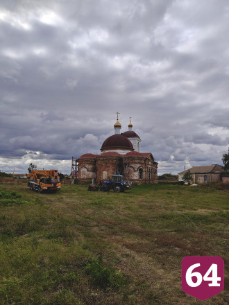 В Саратовской области на 200-летнем храме установили купол